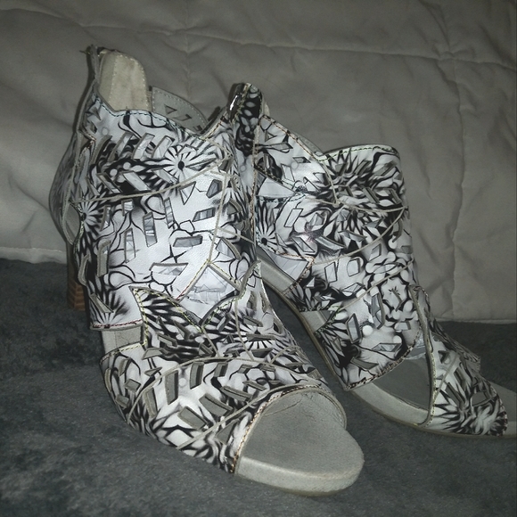 Genuine Designer L'Artiste Amora Leather Pumps 4" Heels Open Toe Wht/Blk - Picture 2 of 5